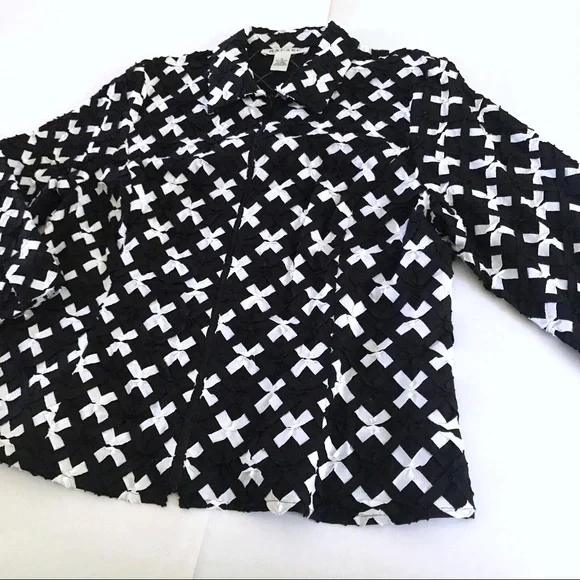 Quilted Jacket in Black and White Patch Pattern with Zipper and Wide Sleeves - Picture 3 of 8